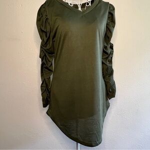 Jennifer Lauren M olive green T-shirt w/ruched long sleeves. Preowned.Like new.